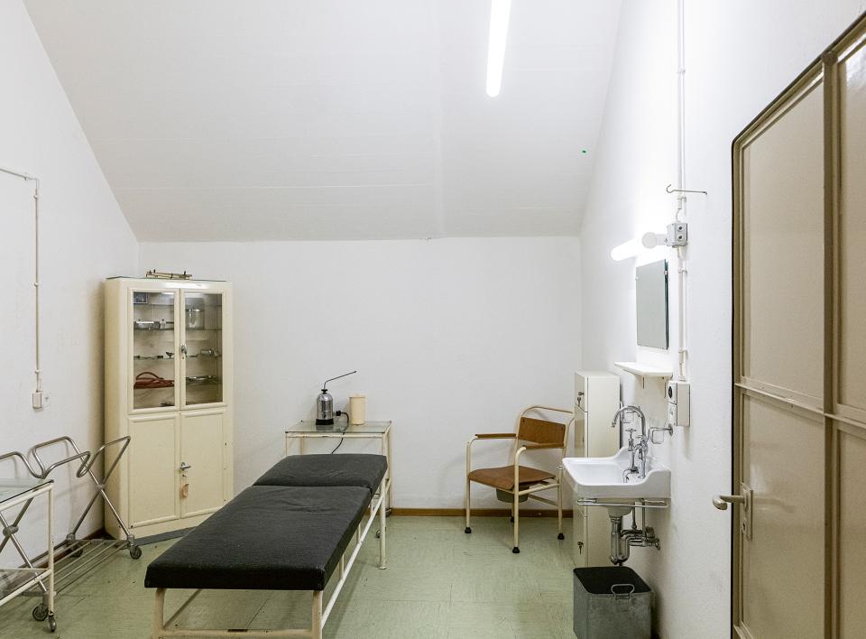 Behandlungsraum des «bunkereigenen Spitals»