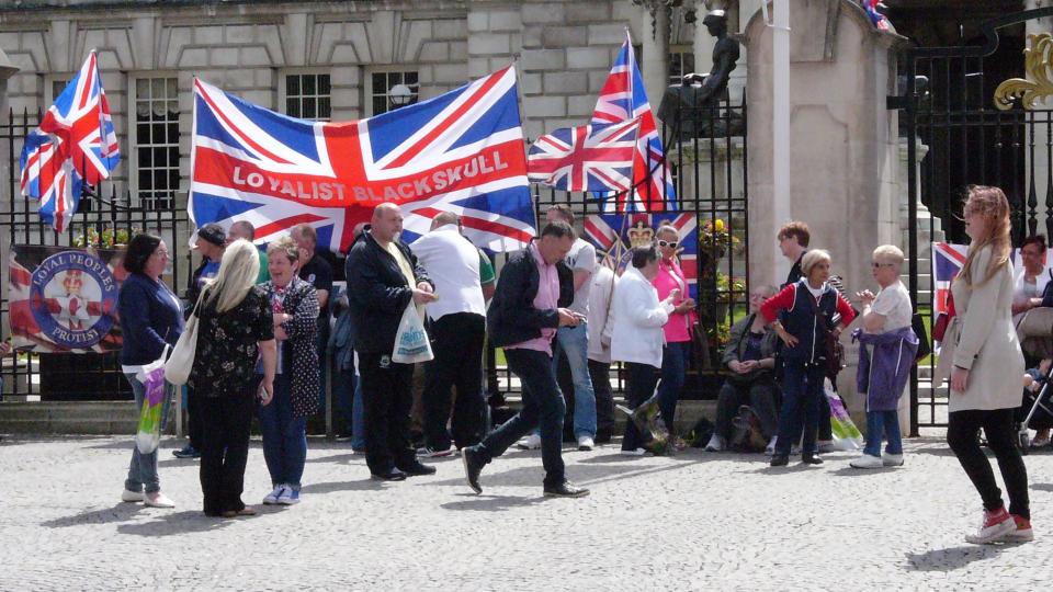 Mahnwache der probritischen Unionist:innen vor dem Belfaster Rathaus