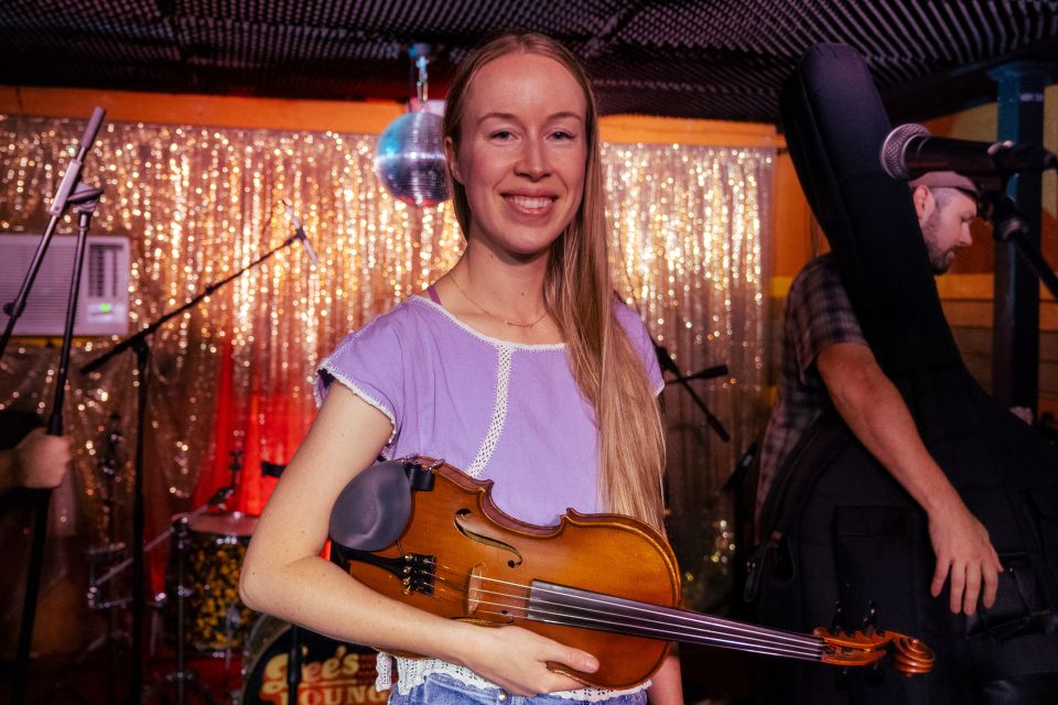 Portraitfoto der Bluegrasssängerin und Geigerin Bronwyn Keith-Hynes