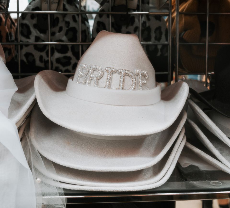 Foto von Cowboyhüten mit "Bride"-Aufschrft
