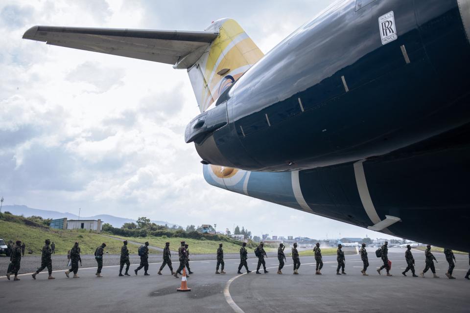 Soldaten aus Kenia reisen Anfang Dezember vom Flughafen Goma ab