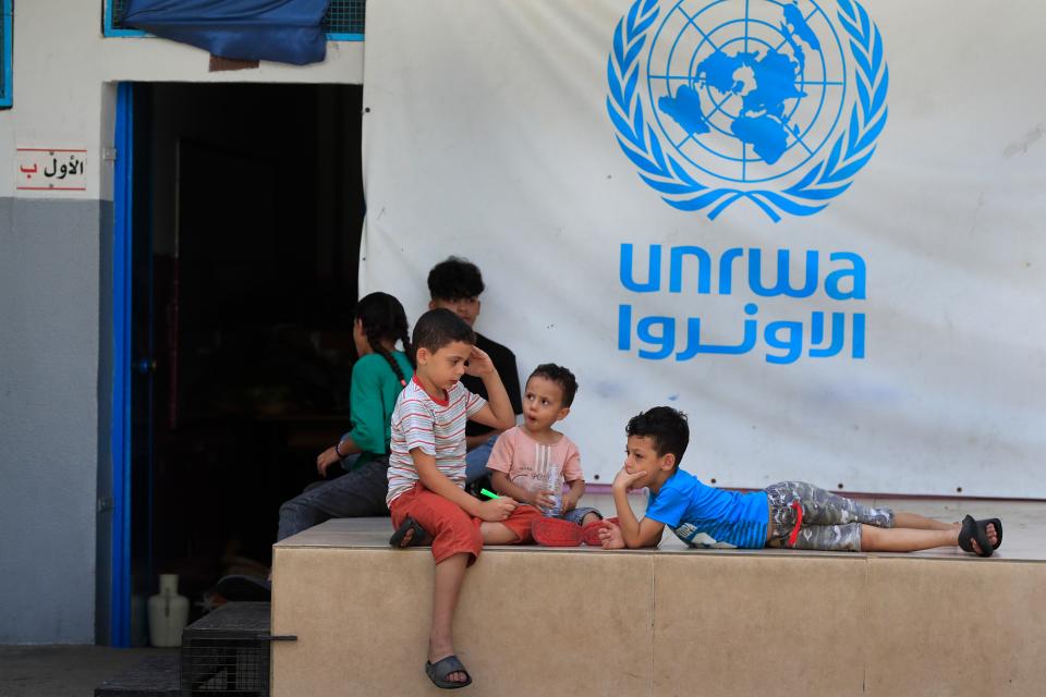 Kinder vor einem Zentrum des Uno-Hilfswerks für Palästinaflüchtlinge in der Hafenstadt Sidon