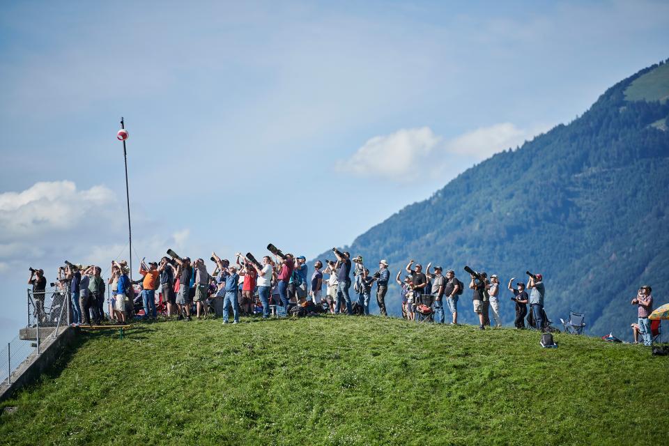 Zuschauer:innen an einer Flugshow im Kanton Glarus
