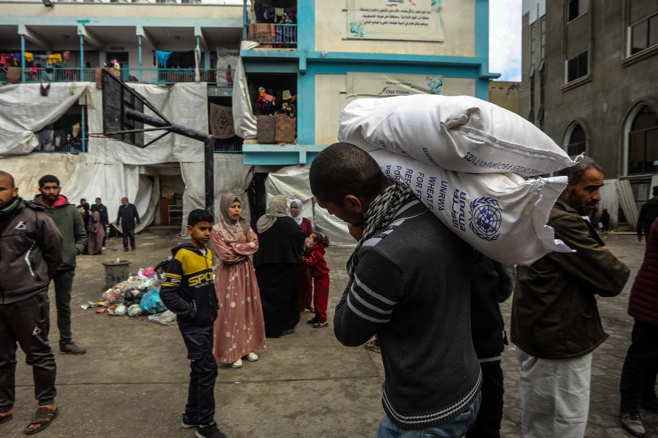 die UNRWA liefert am 28. Januar Mehlsäcke in eine ihrer Schulen in Rafah