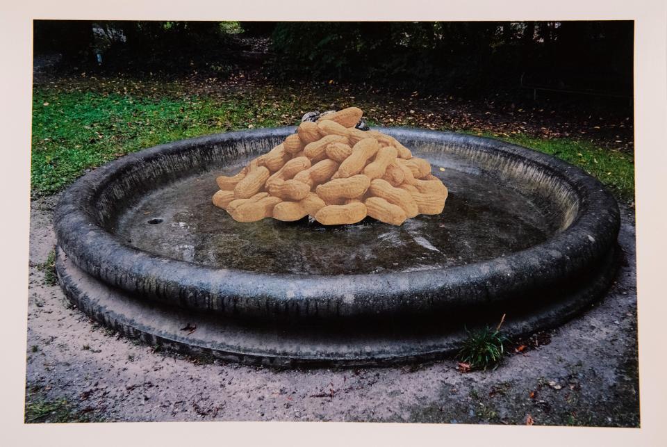 Foto-Kollage: Brunnen vor dem Klus-Park mit Erdnüssen