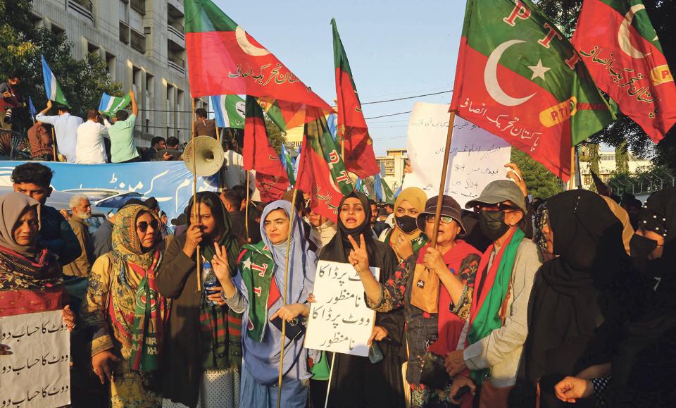 Anhänger:innen von Imran Khan protestieren in Karachi gegen vermutete Wahlfälschungen