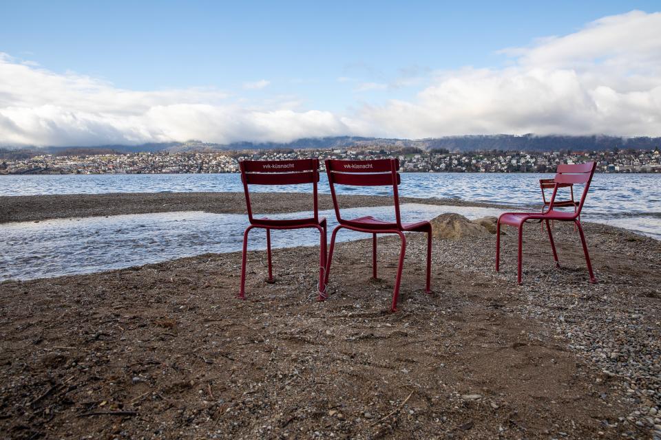 Stühle an einem Strand bei Küsnacht