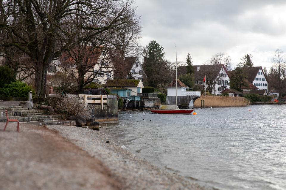 Häuser auf privaten Grundstücken direkt am See bei Küsnacht