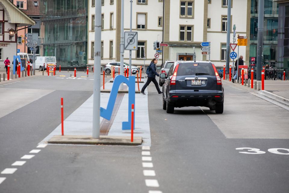 Strassenübergang mit Fussgänger:innen-Markierungen in Köniz