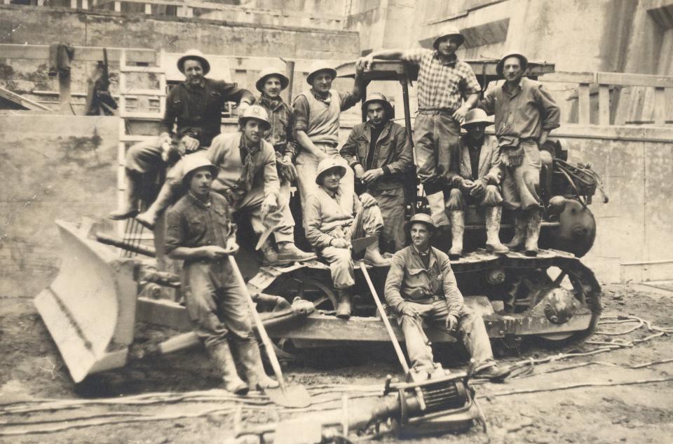 Gruppenfoto von Arbeitern welche beim Bau der Staumauer Mauvoisin beteiligt waren, um 1951