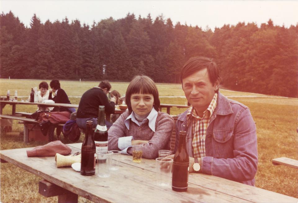 die elfjährige Paola De Martin mit ihrem Vater an einer «Festa degli emigranti» in der Nähe von Zürich, 1976