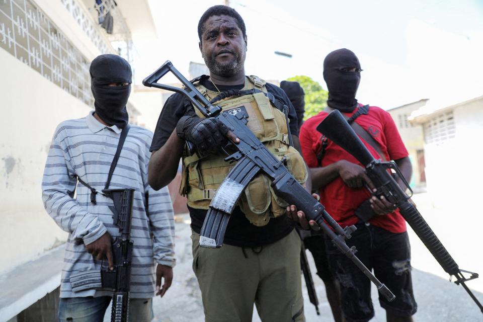 bewaffnete Männer an der Medienkonferenz mit Jimmy «Barbecue» Chérizier Anfang März in Port-au-Prince