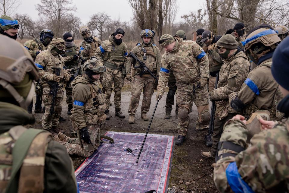 Zivilist:innen in Uniform bereiten sich Mitte Februar in der Nähe von Kyjiw auf einen Fronteinsatz vor