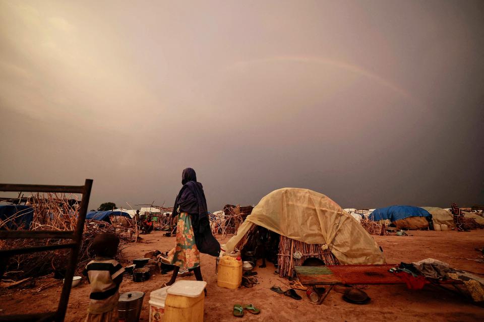 eine Frau in einem behelfsmässigen Lager von geflüchteten Sudanes:innen im Tschad