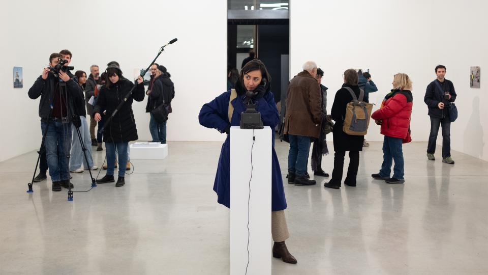 Kuratorin Martina Yordanova im Museum, im Hintergrund weitere Besucher:innen und ein Presse-Kamera-Team