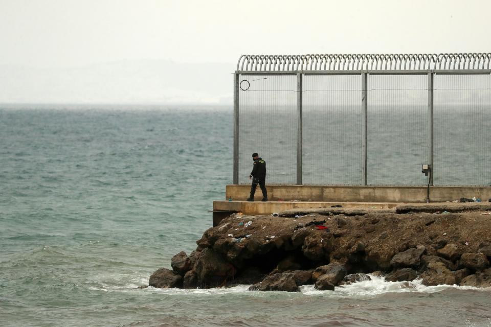 Grenzbeamter an der Grenze zwischen Marokko und dem Tarajal-Strand im spanischen Ceuta