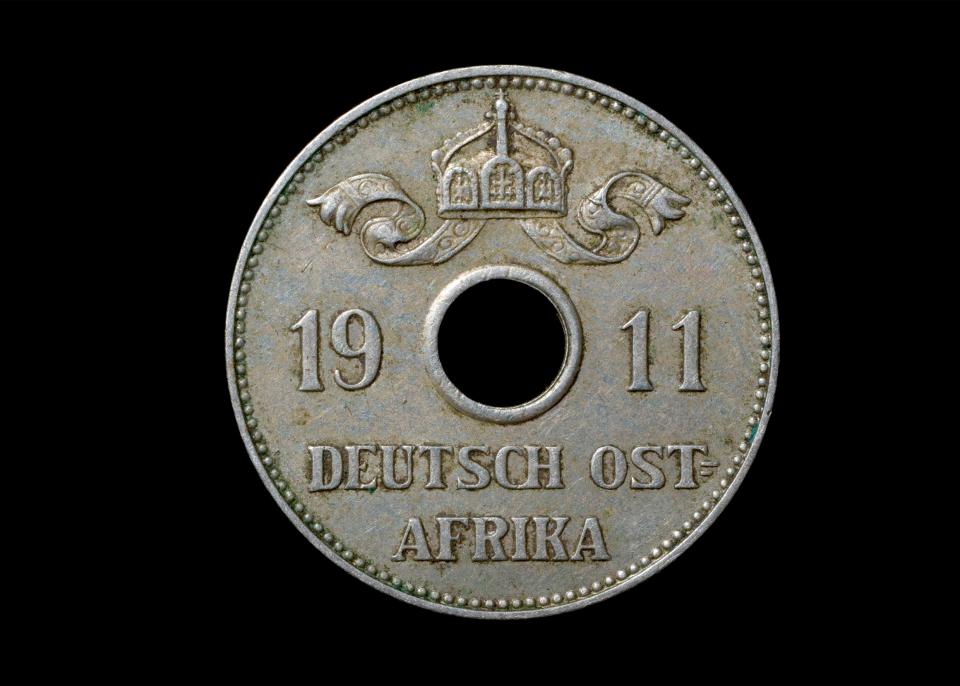 Silberrupie als gelochte Münze mit der Aufschrift «1911 Deutsch Ost-Afrika»