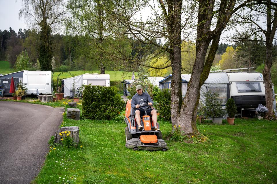 Basil Tulinski mäht mit einem Aufsitz-Rasenmäher den Rasen auf dem Campingplatz