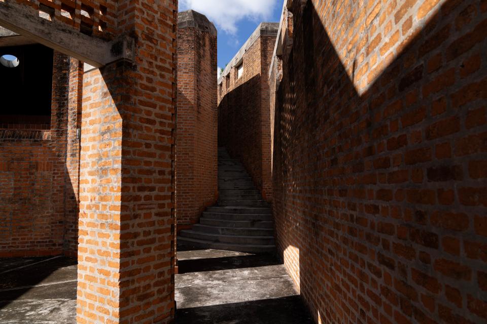 eine Treppe zwischen Mauern der Theaterschule