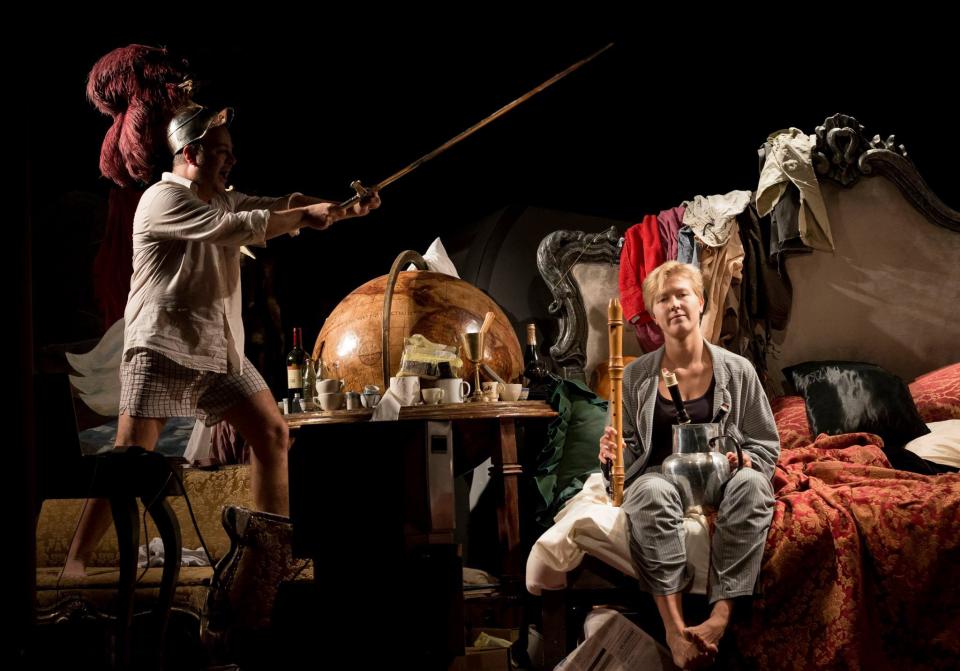 das Duo UMS ’n JIP mit dem Stück «Turkey Project» auf der Bühne
