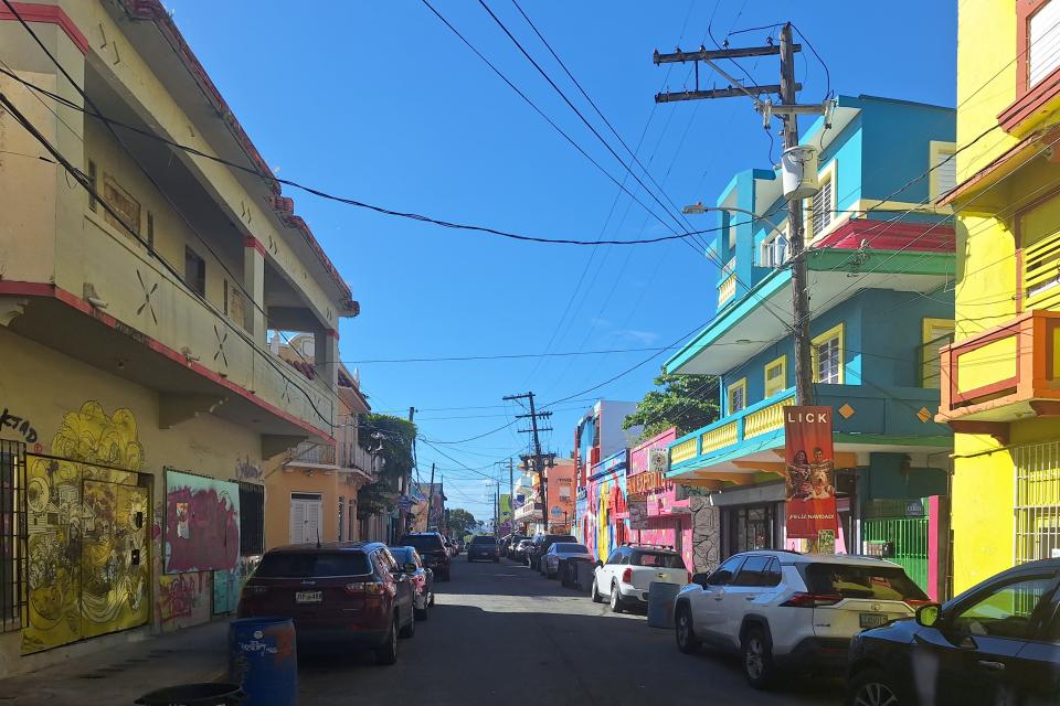 Strasse mit bunten Häusern in San Juan
