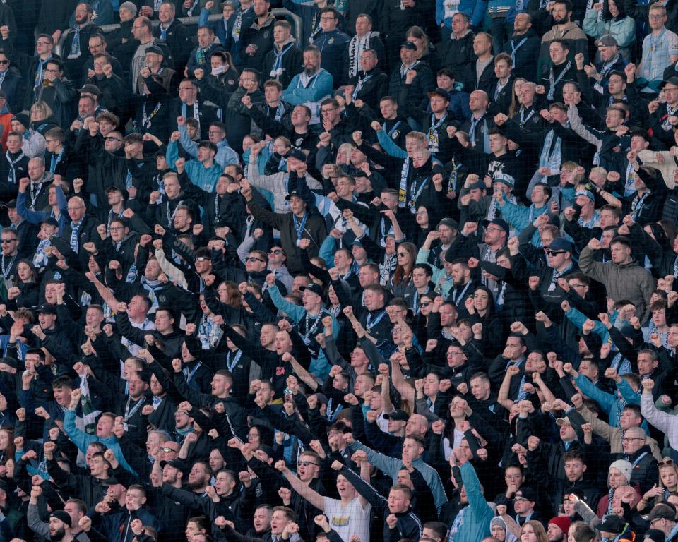 Fans des Chemnitzer FC auf der Tribüne im Stadion