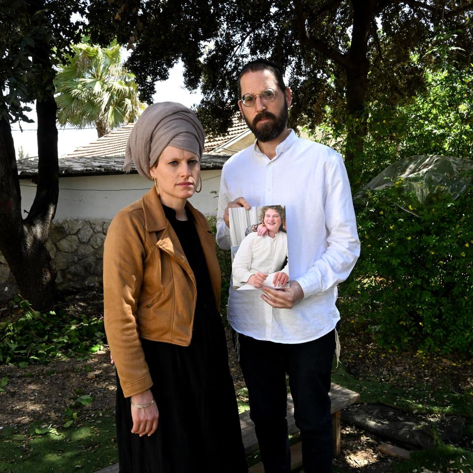 Ofir und Miriam Achimeir mit einem Foto ihres Sohnes Benjamin