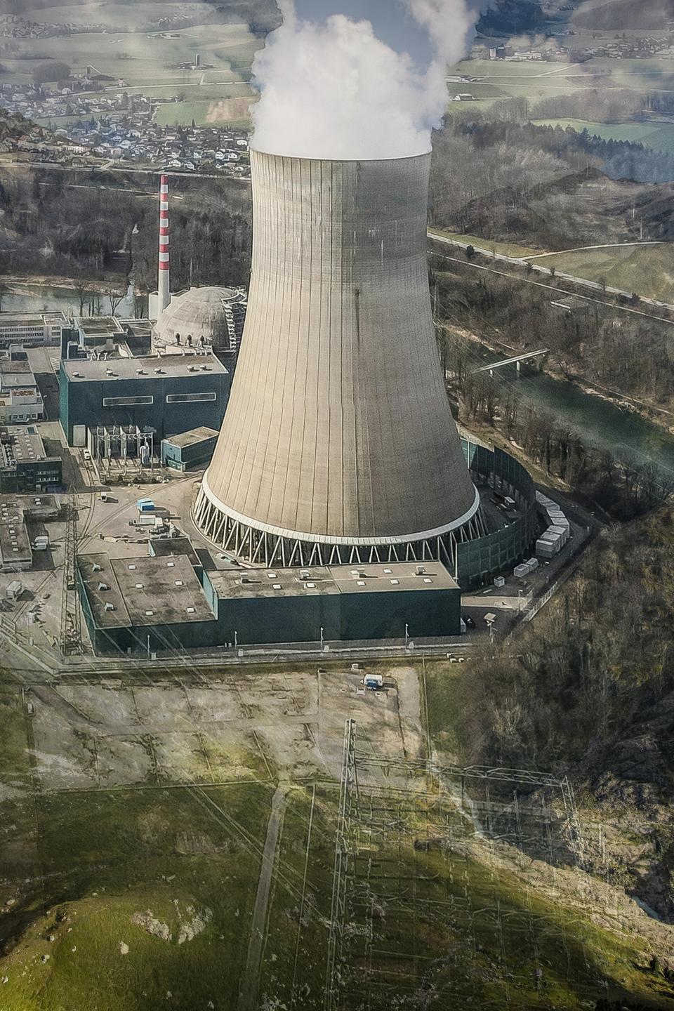 mehrteilige Fotomontage (4/4): ein Kernkraftwerk überlagert den Triftsee, wo eine Stausee geplant ist