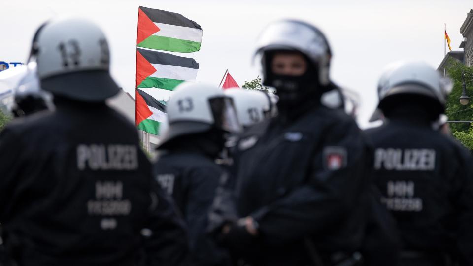 Polizisten in Schutzmontur an der Demonstration nach dem Verbot des Palästina-Kongresses in Berlin