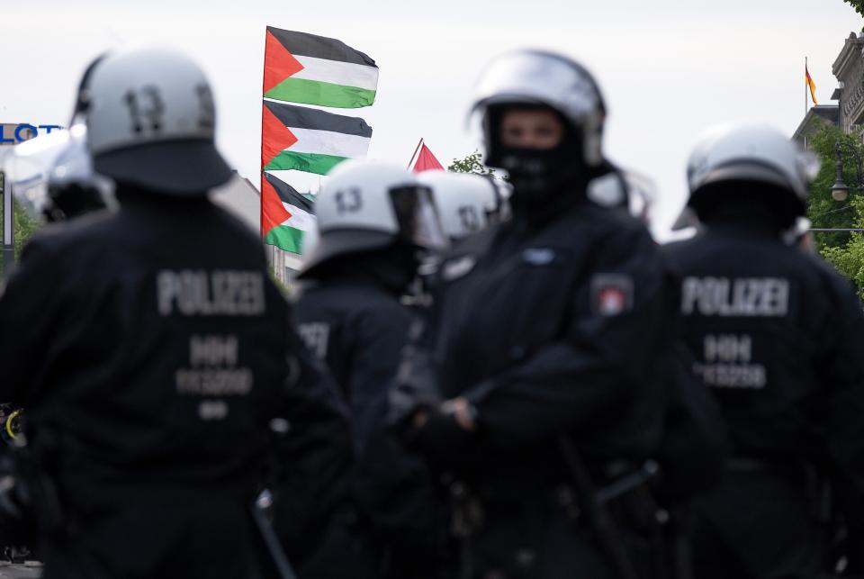 Polizisten in Schutzmontur an der Demonstration nach dem Verbot des Palästina-Kongresses in Berlin