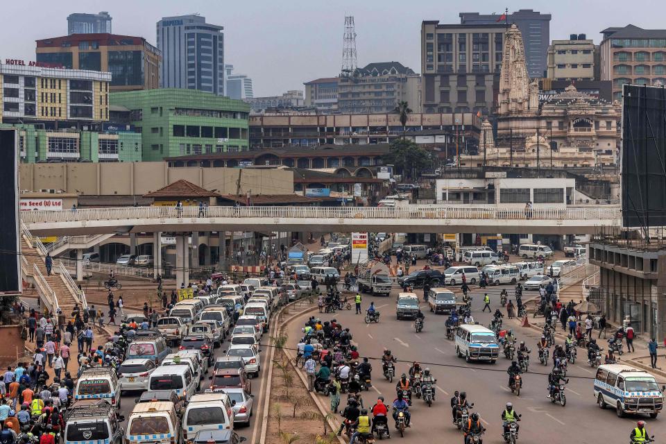 dichter Verkehr auf den Strassen der Haupstadt Kampala in Uganda