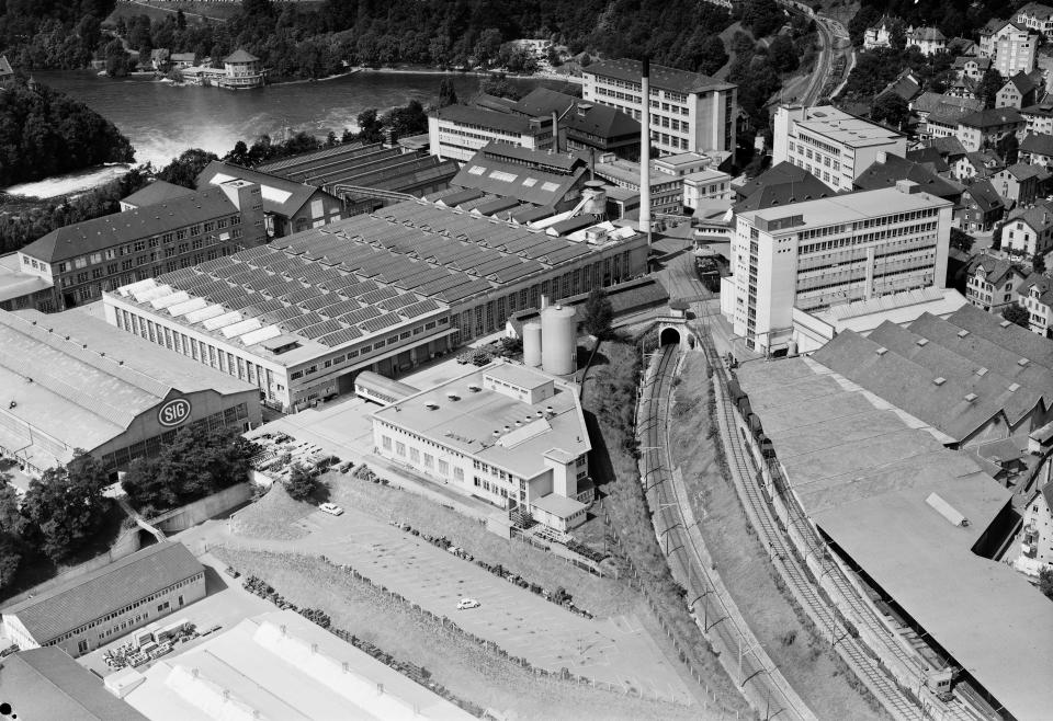historische Luftaufnahme des Fabrikgeländes der Schweizerische Industrie-Gesellschaft (SIG), unmittelbar am Rheinfall bei Neuhausen
