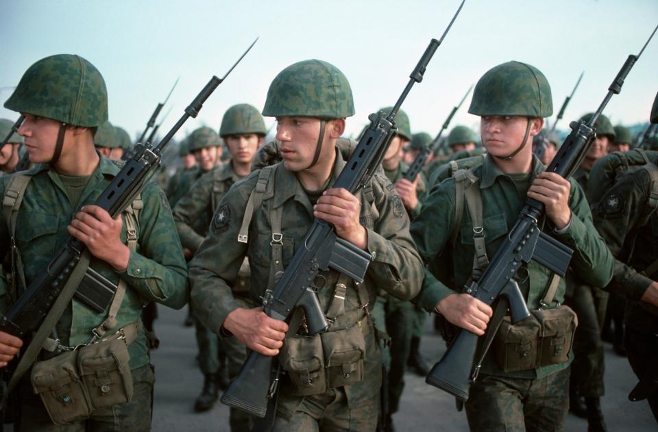 Angehörige der chilenischen Armee bei Übungen für eine bevorstehende Parade in Santiago, Chile, 1985