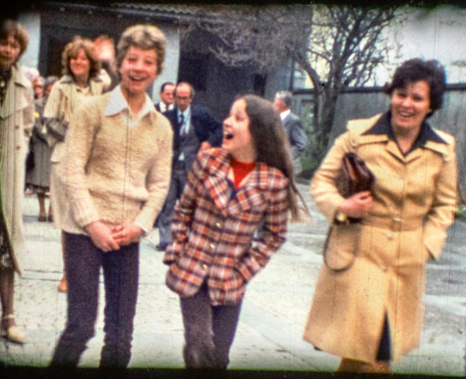 Filmszene aus Super-8-Film abfotografiert: Familie unterwegs