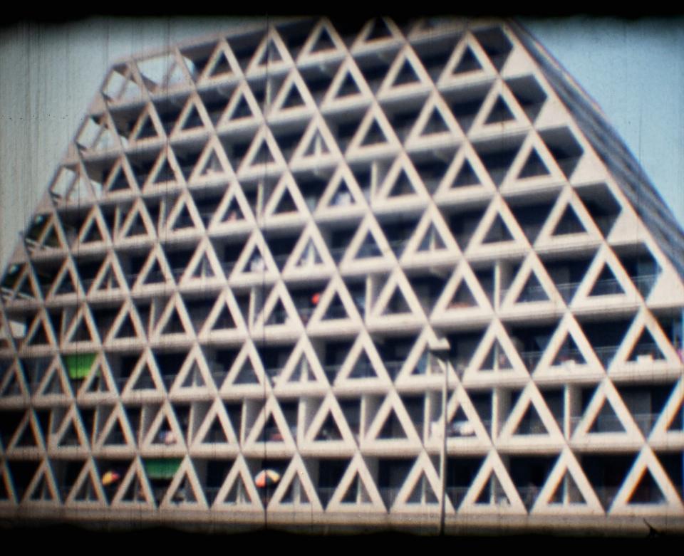 Filmszene aus Super-8-Film abfotografiert: ein Hochhaus