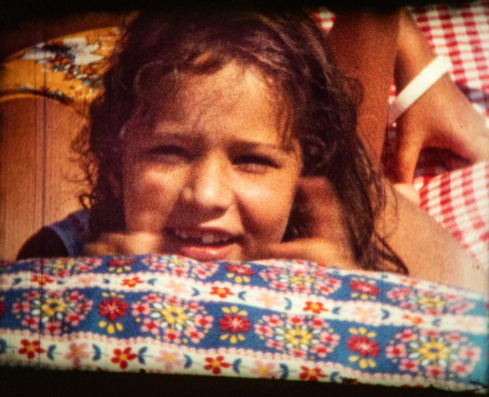 Filmszene aus Super-8-Film abfotografiert: Kind beim Spielen