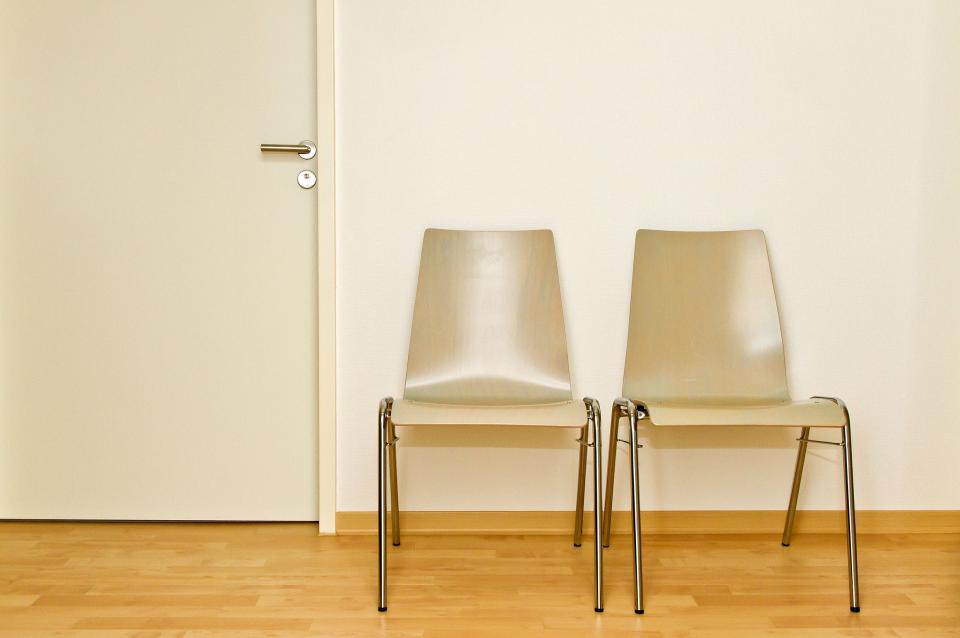 Zwei Stühle in einem Wartezimmer