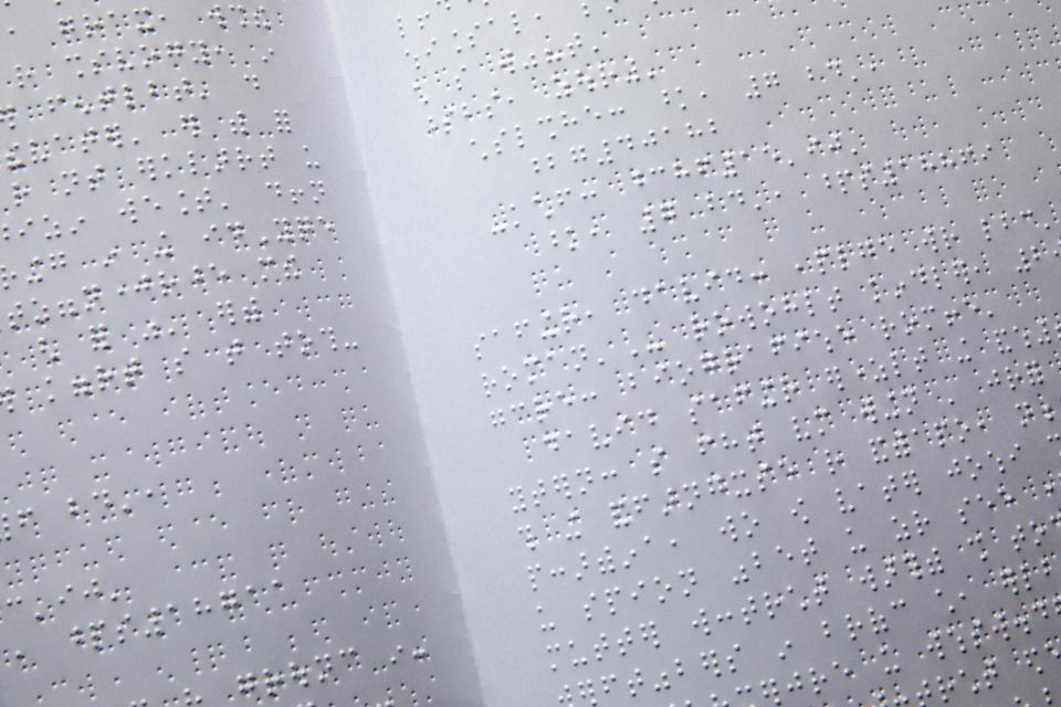 Buchseite mit beidseitiger Brailleschrift