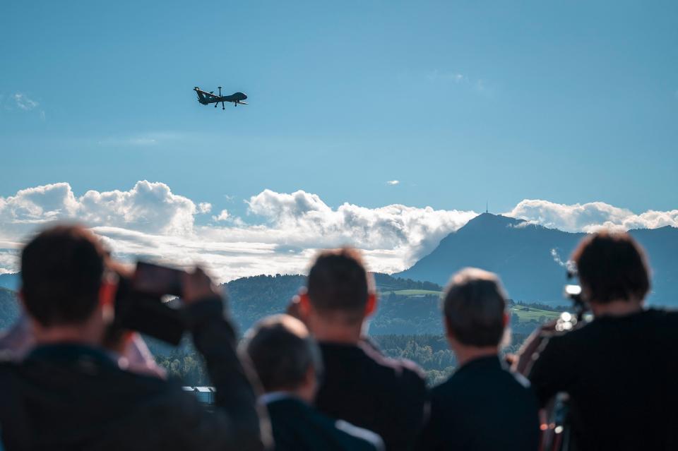 Publikum bei der Präsentation der Drohne Hermes 900 der Firma Elbit Systems in Emmen im Jahr 2022