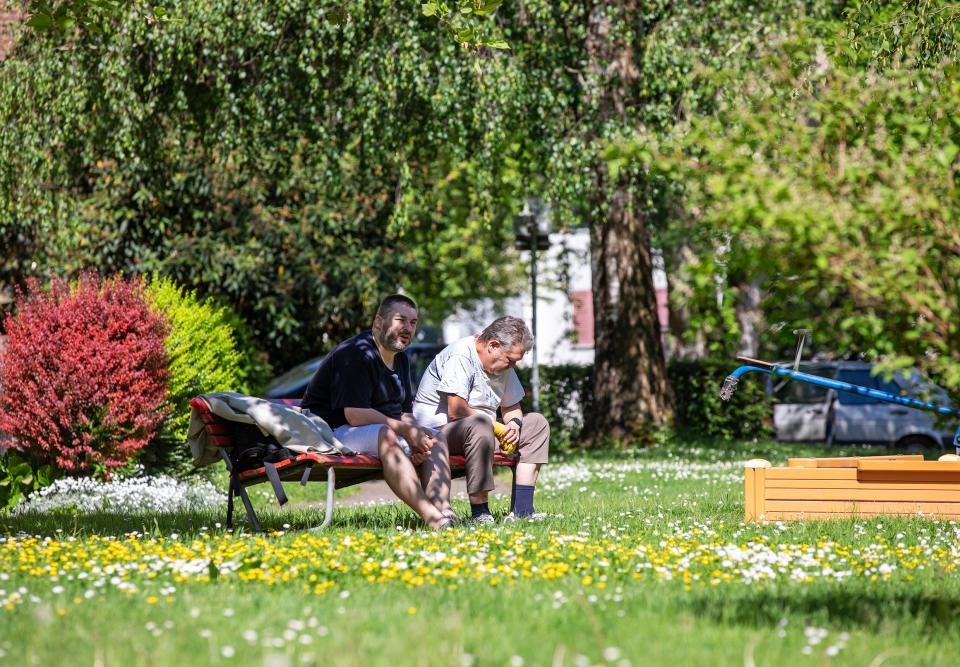 Berin Hrnjadovic (links) und Kristian Blume sitzen auf einer Wiese