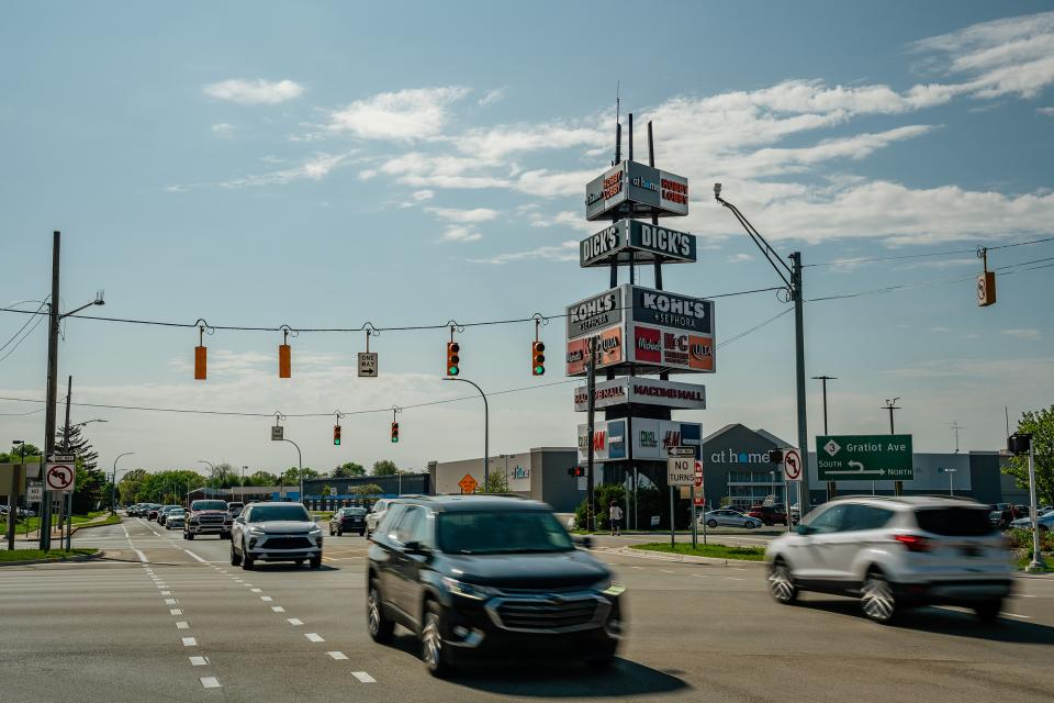 Szenen aus Roseville, Shelby Township und Dearborn: Autoverkehr