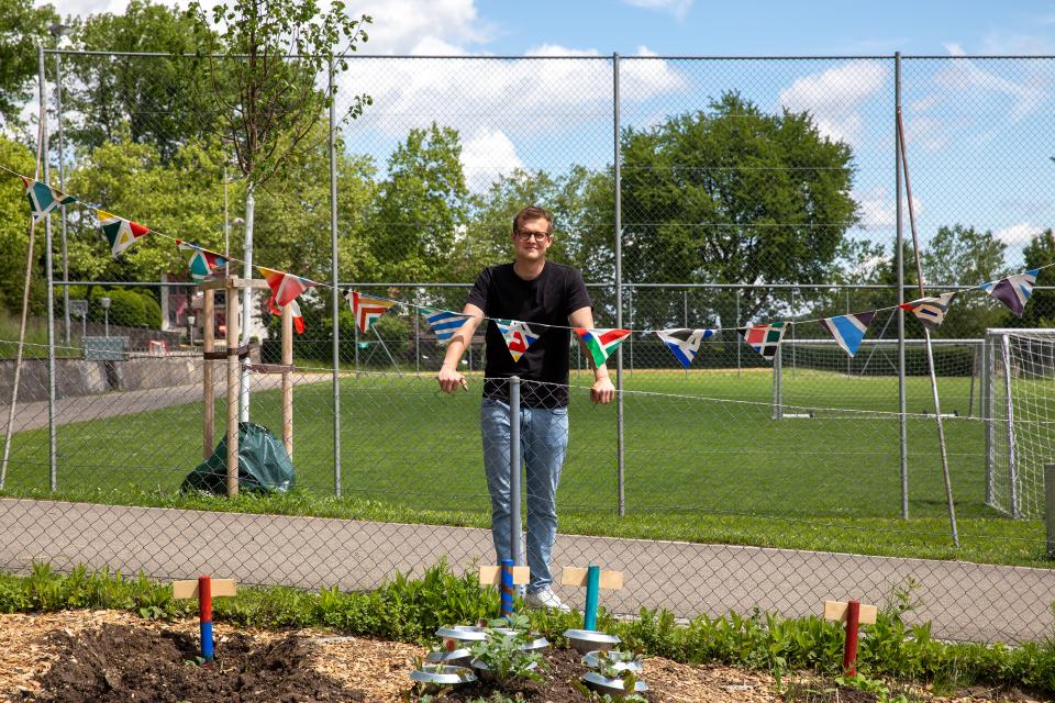 Jonas Bühler steht vor einem Schul-Gartenbeet