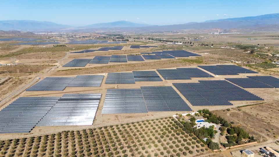 grosse Flächen mit Solarpanels im südspanischen Tabernastal