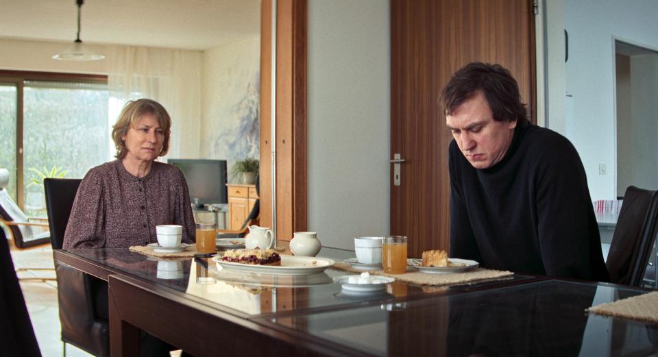 Filmstill aus «Sterben»: Corinna Harfouch und Lars Eidinger als Mutter Lissy und Sohn Tom sitzen am Tisch beim Essen