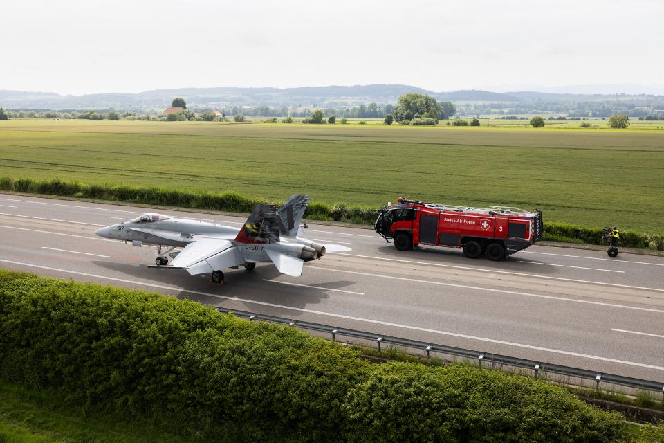 «Alpha Uno»-Militärübung: FA-18-Kampfjet und Flugfeldlöschfahrzeug auf der Nationalstrasse A1 bei Payerne