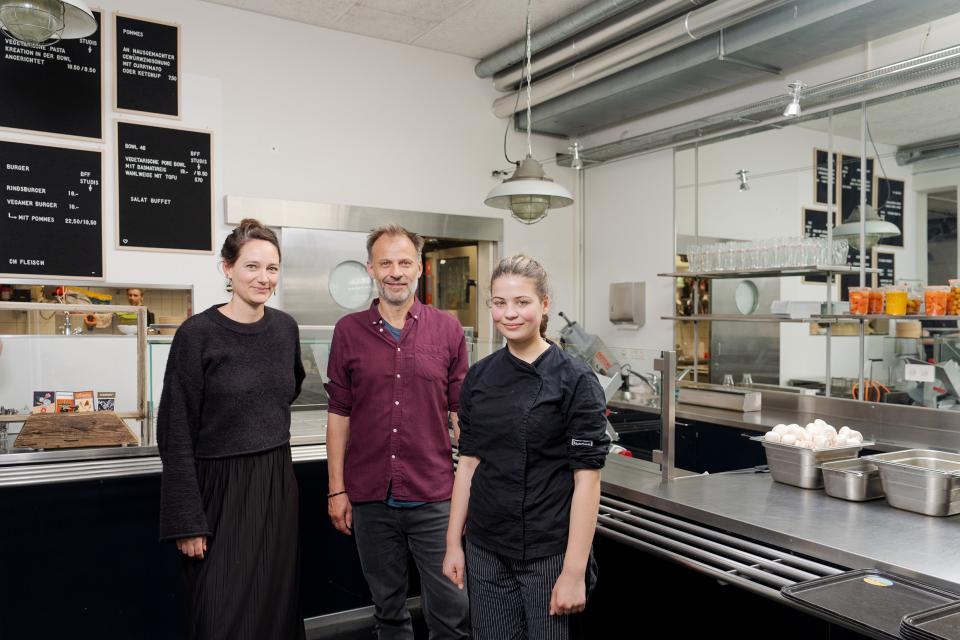Betriebsleiterin Melanie Molo, der Gründer Jonas Staub und die Lernende Anzoli Bulut in der «Fabrique28»-Küche