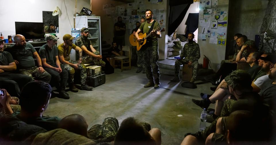 Oleksandr Remez singt für eine ukrainische Einheit in einer improvisierten Unterkunft im Oblast Donezk