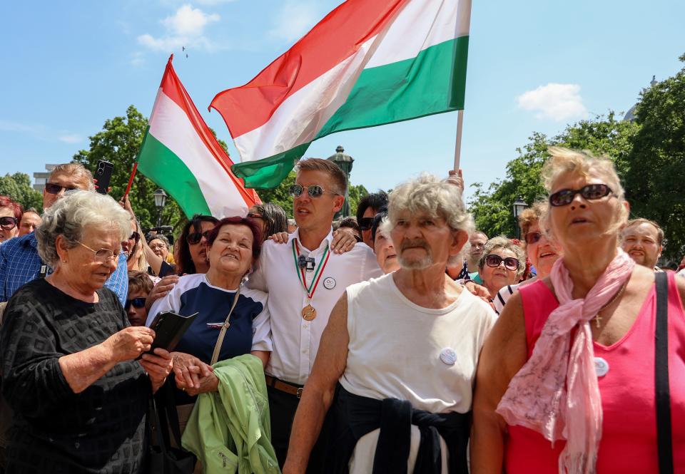 Péter Magyar singt nach seiner Rede in Szentes Volkslieder mit dem Publikum