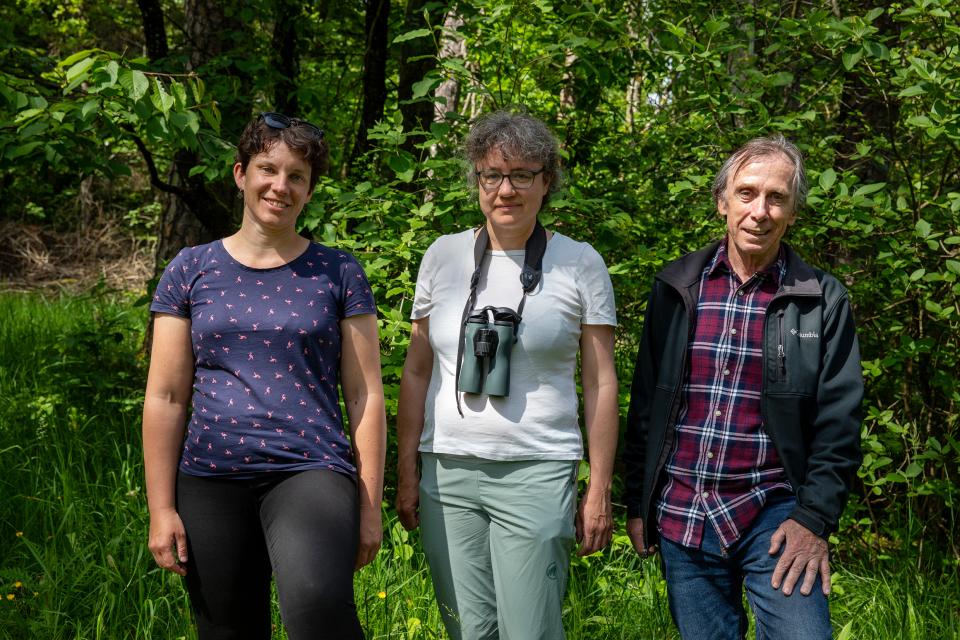 Gruppenfoto mit Geografin Lea Reusser, Ornithologin Claudia Müller und dem Geobotaniker Max Gasser