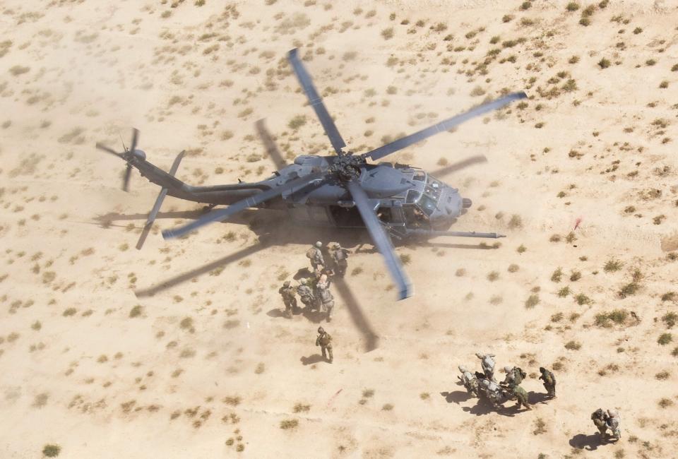 Luftaufnahme: verletzte US-Soldaten werden im Oktober 2010 in der afghanischen Provinz Kandahar zu einem Helikopter getragen